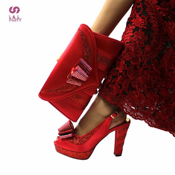 Revista de zapatos de vestir Último estilo elegante Zapatos y bolso de diseño italiano en color rojo Sandalias de mujer africanas de moda para fiesta 231108