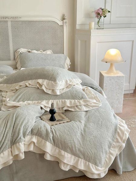 Set di biancheria da letto Quattro pezzi francese romantico fiore intagliato cuciture balza inverno addensato caldo lenzuolo copripiumino autunno e inverno