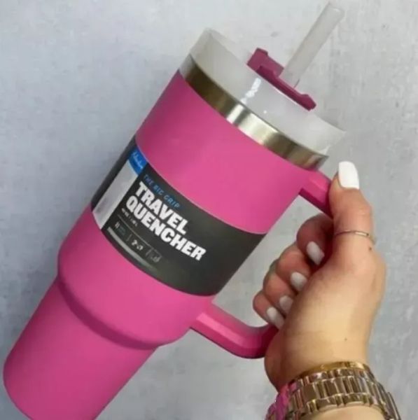 Bicchieri rosa da 40 once con manico Coperchi per bicchieri isolati in acciaio inossidabile Tazze da viaggio per auto in paglia Bicchiere da caffè Bicchieri termos pronti per la spedizione Bottiglie d'acqua 1108