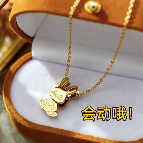 Cabeça de aço titânio incolor balançando coelho colar 2023 jóias do zodíaco chinês tiktok transmissão ao vivo estilo quente moda simples