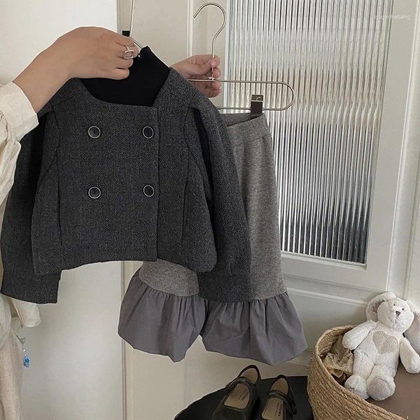 Set di abbigliamento 2023 Coreano Autunno Primavera Ragazze dei capretti 3 pezzi Gonne di pizzo rattoppato in cotone Abito dolcevita Camicia a doppio petto Cappotto