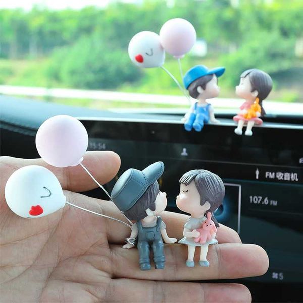 Decorazioni 2022 Accessori per auto Simpatico cartone animato Coppie Action Figure Figurine Palloncino Ornamento Interni auto Cruscotto per regali per ragazze Goccia AA230407