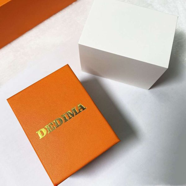 2023 Neue modische quadratische Uhrenbox mit orangefarbener Prägung, superhartem Temperament und vielseitigem Stil
