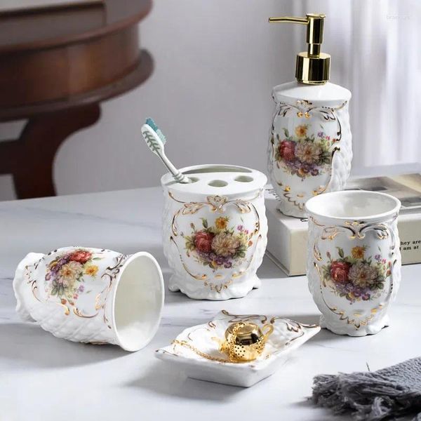 Set di accessori da bagno Fiori dipinti europei Utensili da bagno in ceramica Stampa dorata Bottiglia di lozione Porta spazzolino Accessori per tazze per collutorio