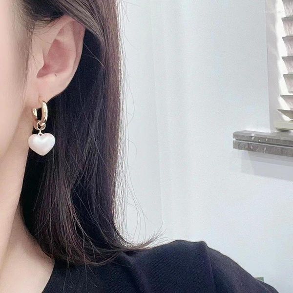 Orecchini pendenti in stile coreano elegante perla a forma di cuore luce stravagante da donna cuore d'amore 2023 clip per orecchio dolce di alta qualità