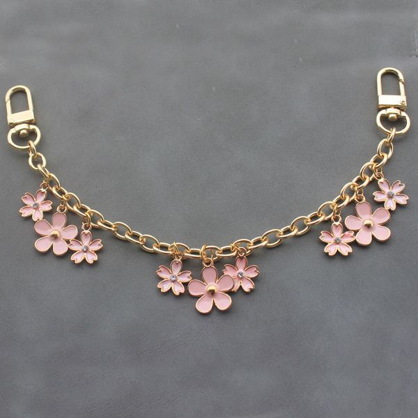 Portachiavi catena di fascino borsa di lusso portachiavi per le donne fiore rosa ciondolo decorazione accessorio fibbia in metallo anello regalo di compleanno 230408