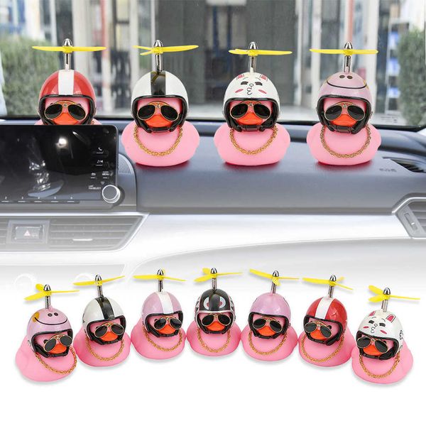 Decorazioni Lucky Pink Duck Society Ornamento adorabile Cruscotto creativo Giocattoli con casco e catena Accessori per auto Interni Para Auto AA230407