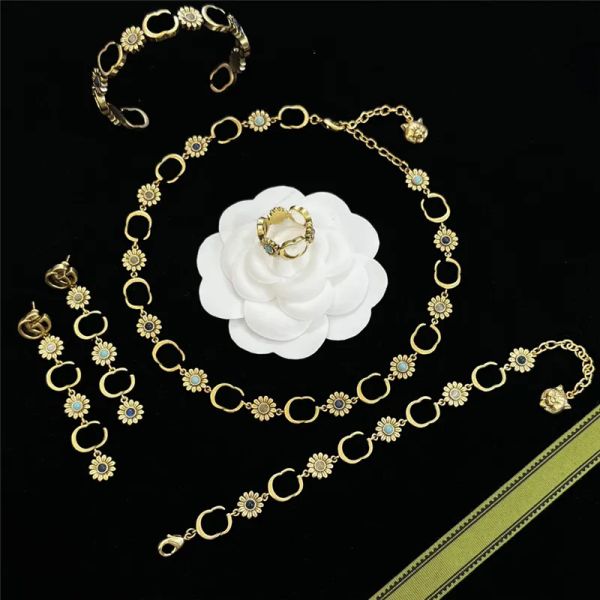 Pendenti di design di lusso Collane in argento Bracciale in oro da donna Designer Orecchini a cerchio G Set di gioielli in argento 925 Ornamenti di crisantemo Anelli per amanti 231185D