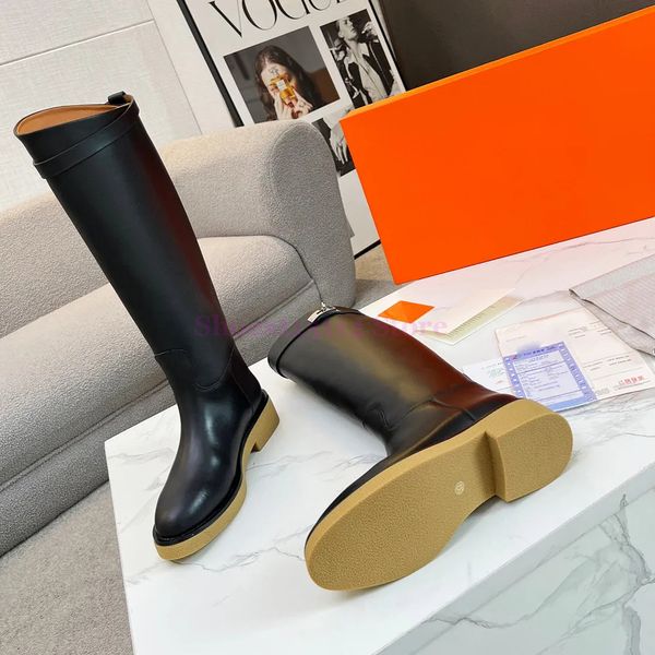 Luxurys Marka Uzun Boot Kadın Bayanlar Buzağı Buzak Tepe Yüksek Botlar Kayma Metal Kilit Tasarımcıları Şövalye Tıknaz Topuk Diz Yüksek Daireler Kauçuk taban Binicilik Yuvarlak Ayak Parçası