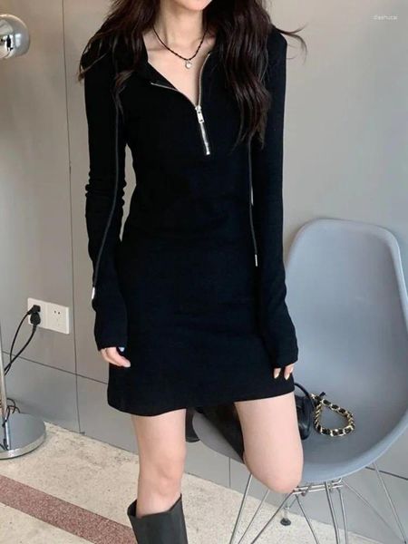 Vestidos casuais qweek 2023 outono coreano zip bodycon preto mini vestido com capuz esporte kpop estilo magro envoltório manga longa mulheres curtas