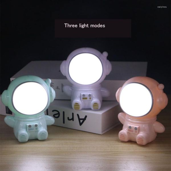 Ночные огни астронавт милый мультфильм мини -творческий светодиод красочный свет акрил кнопки переключателя настольная лампа для учебной бюроля