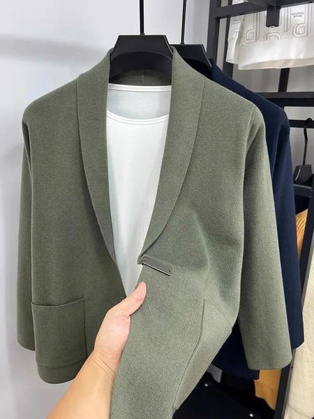 Maglioni da uomo leggero di lusso di fascia alta colletto dell'abito cardigan lavorato a maglia cappotto maglione scialle scialle tinta unita primavera e autunno moda tascabile