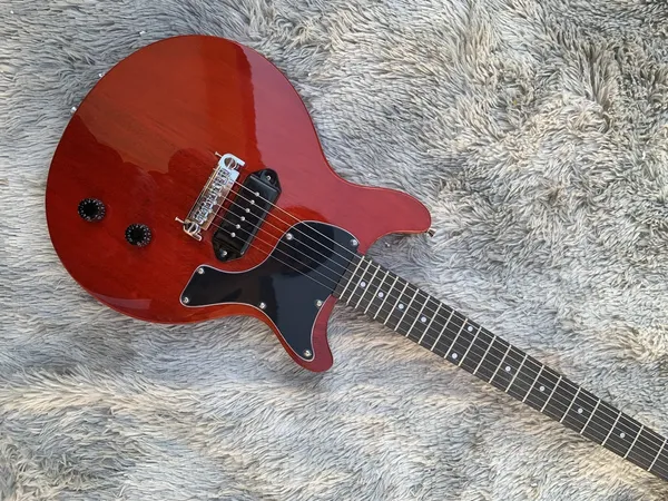 Stokta LP Electric Guitar TV Klasik Stil P90 Pickup Kırmızı Renkli Gitar Maun Ahşap Vücut ve Boyun Hızlı Paket