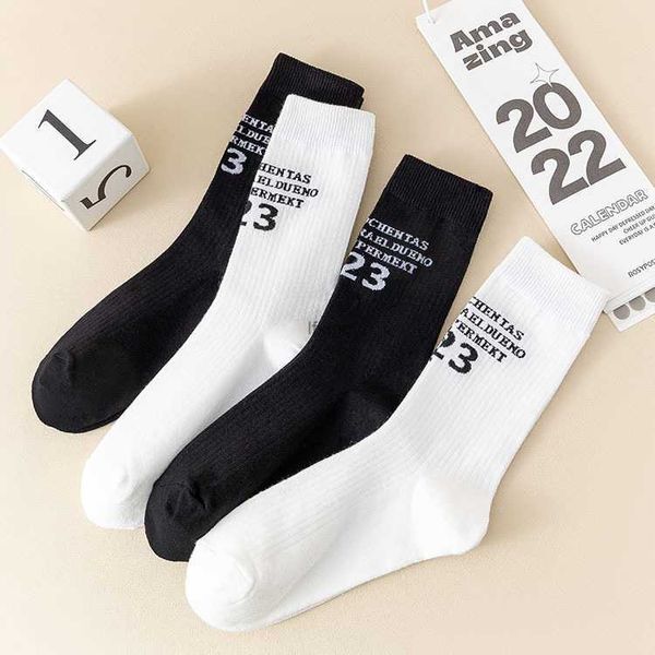 Herrensocken Herbst 22 Neues Produkt Rrr123 Schwarz und Weiß Englisch Numerischer Buchstabe Damen Mittlere Länge Europäische Mode Sport CottonYITN