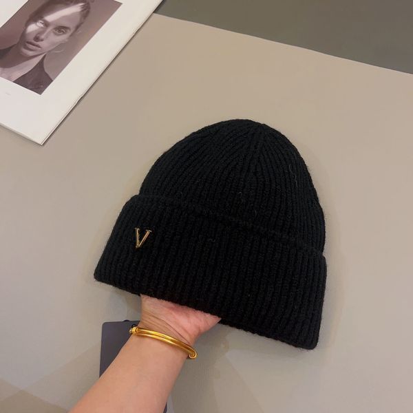 Designer Spark Beanie-Mütze für Herren und Damen, modisch, Buchstabe, goldene Brosche, Freizeitmützen, Winterwolle, Strickmütze, Kaschmir-Mützen, schwarze Kappen, Design-Accessoires für Herren