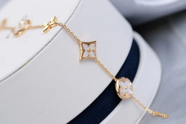 V Brand Clover Bracelet Designer für Frauen Gold Charme Pearl Elegante Liebe 5 Blumen Konsistente Tennis Nagel Lehrer Armbänder Schmuckschachtel Packung