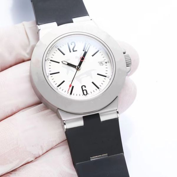 Eine mechanische Uhr, die sowohl von Männern als auch von Frauen mit einer stilvollen und authentischen geschnitzten Bewegung getragen werden kann, gepaart mit einer wasserdichten Straßenstile von 10 atm und einer qualitativ hochwertigen Uhr