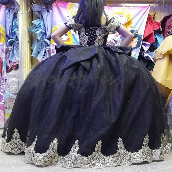 Abiti Quinceanera neri gonfi con applicazioni Abito da ballo in pizzo con spalle scoperte Abito da festa di compleanno sedici Abito elegante con fiocco in pizzo Abito dolce 16 vestido de 15 anos 2024