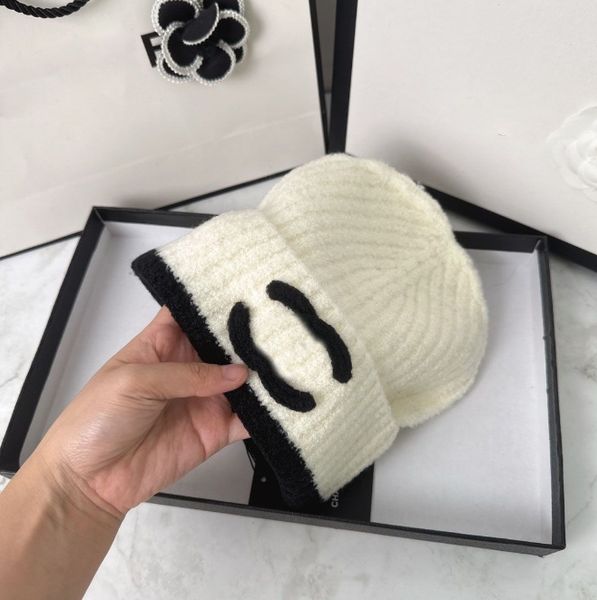 Designer Beanie Marca Moda Beanies 100% Cashmere Malha Chapéu Com Letras Chapéus Tamanho 56-58 cm Crânio Caps Preto Branco Casual Caps Lã Ao Ar Livre Chapéus Quentes