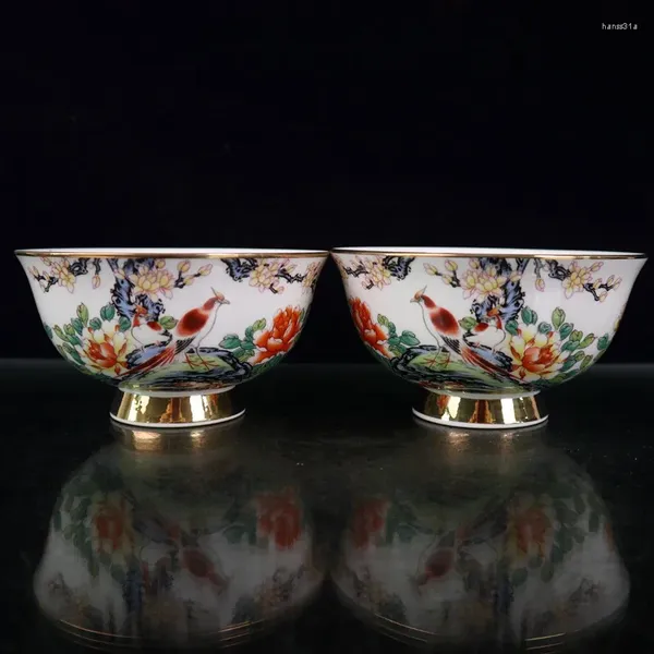 Бутылки. Пара ранних китайских керамических чаш с позолотой и узорами в виде фамильных роз, цветов, птиц.
