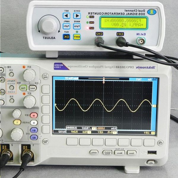 Generatore di sorgenti di segnale a doppio canale DDS digitale Misuratore di frequenza di forme d'onda arbitrarie 200MSa/s 6MHz Kqxgv