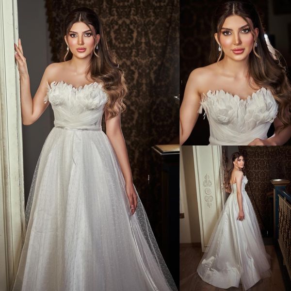 Elegante penas vestidos de casamento sem alças decote vestidos de noiva plissado uma linha dot tule trem varredura vestido de novia