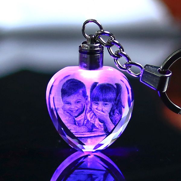 Portachiavi Cordini personalizzati Po Coppia Famiglia Souvenir Regalo Laser intagliato Portachiavi in cristallo Po Portachiavi con luce colorata a LED sleutelhanger chaveiros 230408