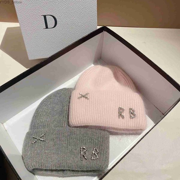 Beanie / Skull Caps Real Rabbit Fur Diamonds Letter Beanies Chapéus para Mulheres Inverno Quente Chapéu de Malha Famosa Marca Lady Casual Bonnet Ski Cap YQ231108