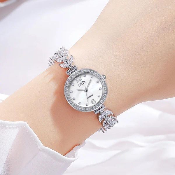 Armbanduhren Licht Luxus Kleine Elegante Frau Uhr Fischschwanz Damen Perlmutt Meerjungfrau Zubehör Für Frauen Quarz