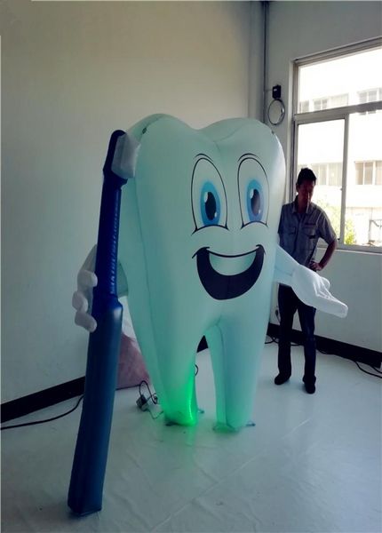 Dentes e escova de dentes infláveis de balão alto de 2 m com faixa de LED para o evento hospitalar Show4395867