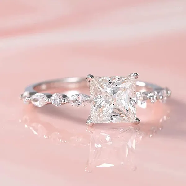 Fedi nuziali Huitan Princess Cut Cubic Zirconia per le donne Eternità Fidanzamento Accessorio femminile Temperamento Elegante anello di gioielli