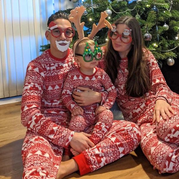 Família combina com as roupas de Natal de pm pijamas de natal