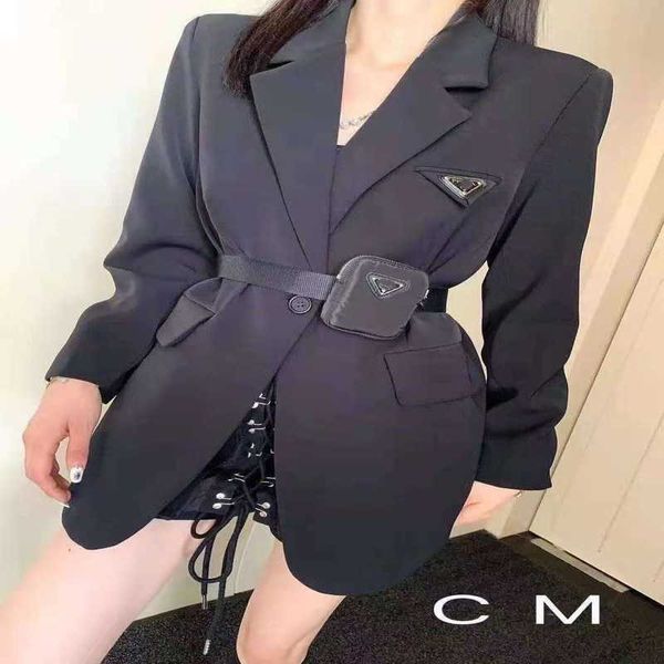 Nuovo set di abbigliamento sportivo a maniche corte da uomo e da donna del designer di lusso Camicia 2023 Spring Wear New Triangle Label French Minority Design Sense INS.com Giacca da abito piccola rossa