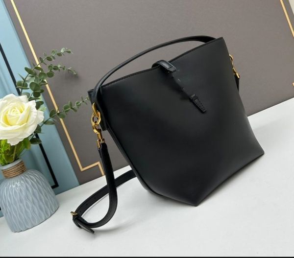 2023 neue Frauen Tasche Luxus Handtasche Schulter Tasche Marke Geformt Designer Farbe oberfläche Leder Damen Metall Kette Clamshell Messenger Kette taschen