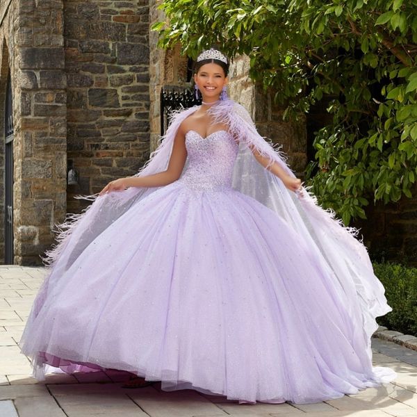 Abito Quinceanera color lavanda glitterato con scollo a cuore e perline con spalle scoperte, cristalli con mantellina in piume e paillettes per 15 abiti formali da ballo per ragazze