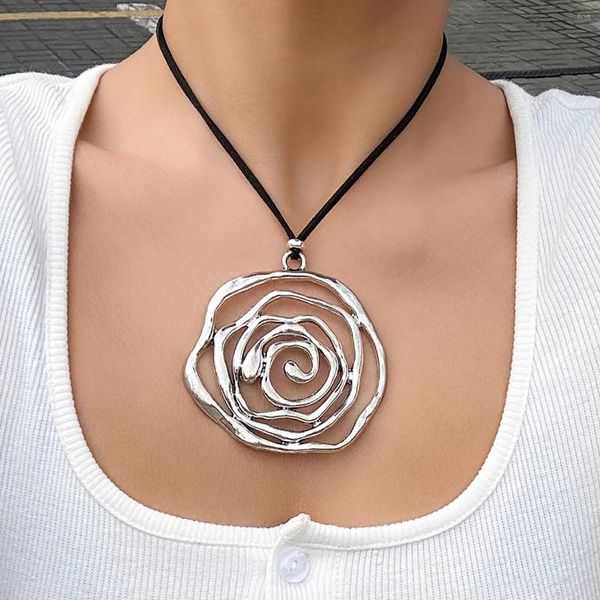 Colares Pingente Salircon Punk Hollow Metal Rose Flor Colar Tendência Coreano Veludo Ajustável Corda Cadeia Gargantilha Mulheres Vintage Jóias