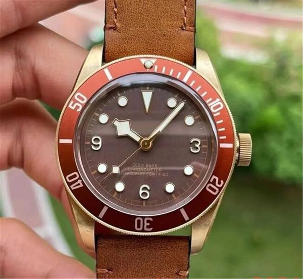 Tasarımcı Yüksek Kaliteli Saatler 39mm Seramik Çember Swiss Bronz Serisi Otomatik Mekanik Safir Aydınlık Saat