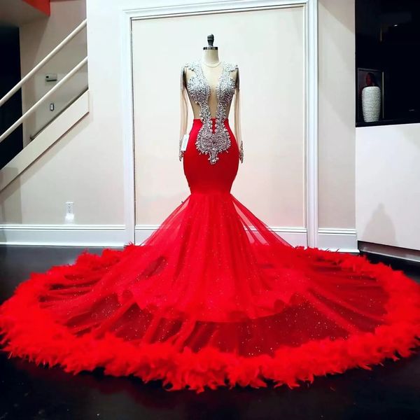 2023 Luxus Red Feathers Mermaid Prom Kleider Kristalle Perlen Sheer Backless Long Sleeves Sexy Festzug Verlobungskleid für schwarze Mädchen Frauen
