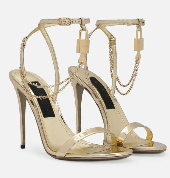 Marca elegante Keira Couro Envernizado Mulheres Sandálias Sapatos Charme-embelezado ChainBlack Gold Cadeado Bombas de Salto Senhora Gladiador Sandalias.