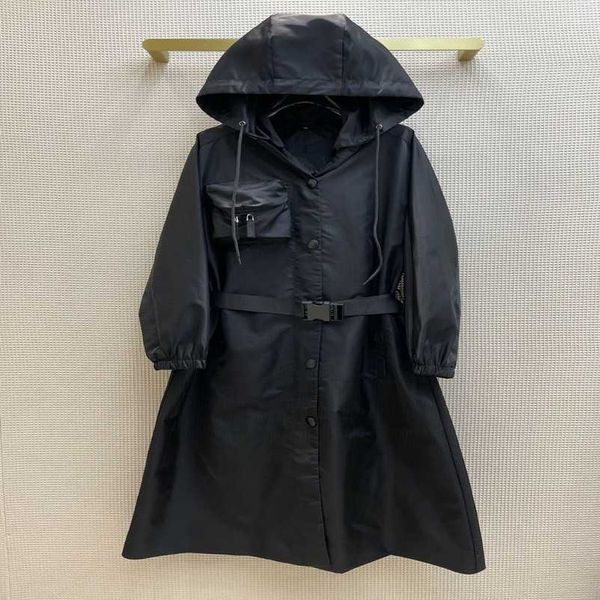 2023 New Designer Damen T-Shirt High-End-Hemd 22. Frühling Hohe Popularität Nylon Series Solid Pocket Hooded Long Trenchcoat