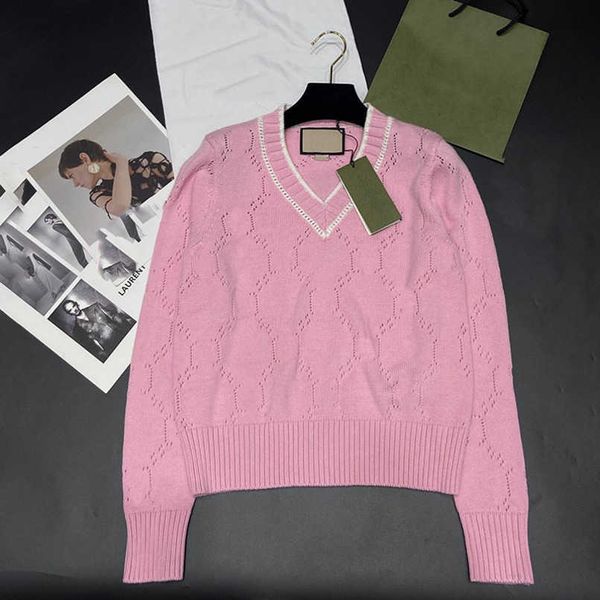 Maglietta da donna estiva firmata Camicia Autunno Design Sense Piccola lettera ritagliata con scollo a V Pullover lavorato a maglia Top a maniche lunghe stile dolce e delicato