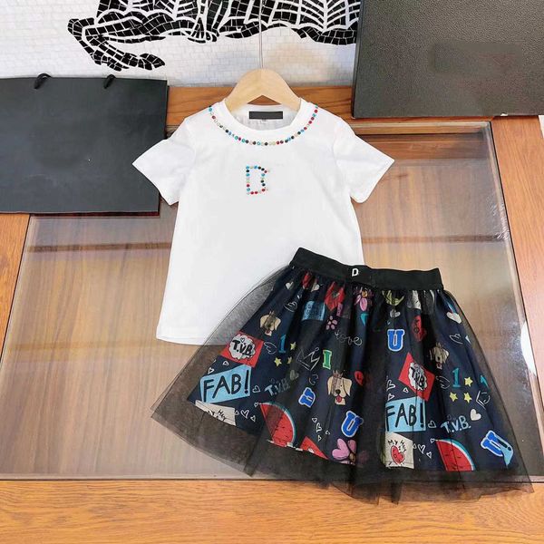 23SS Kinder-Designer-Kleidung, Rock-Set, Kinder-Sets, Mädchen, Rundhalsausschnitt, reine Baumwolle, Stick-Drill-Buchstabe-T-Shirt, Netzgarn, lang, Halbröcke, Anzug, hochwertige Babykleidung