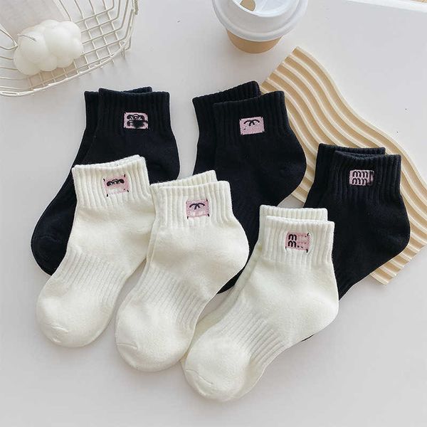 Calzini di calzetteria firmati Sock Ins Fashion Tubo medio Ricamato Street Bianco e nero Sport Marchio europeo Piccole donne di lusso NOJT