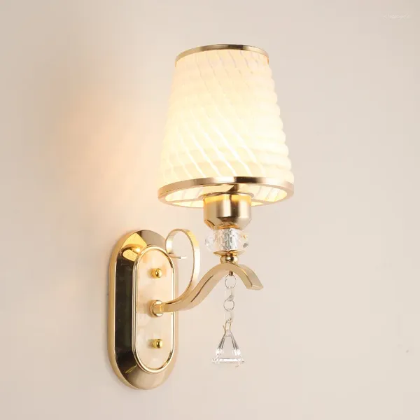 Lampada da parete Lampada da comodino creativa per camera da letto Lampada da stampa dorata a LED Illuminazione semplice e moderna per scale da soggiorno europeo