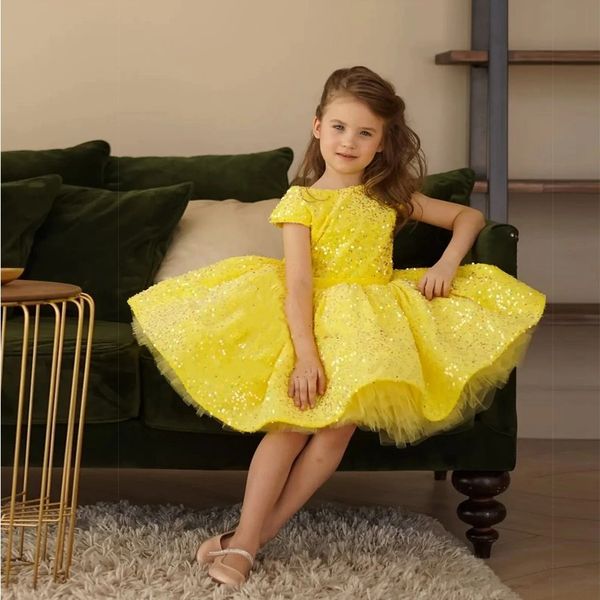 Abiti da ragazza di fiori con paillettes giallo scintillante Mini abito da ballo per bambini Abito da ballo per spettacolo di compleanno con maniche corte