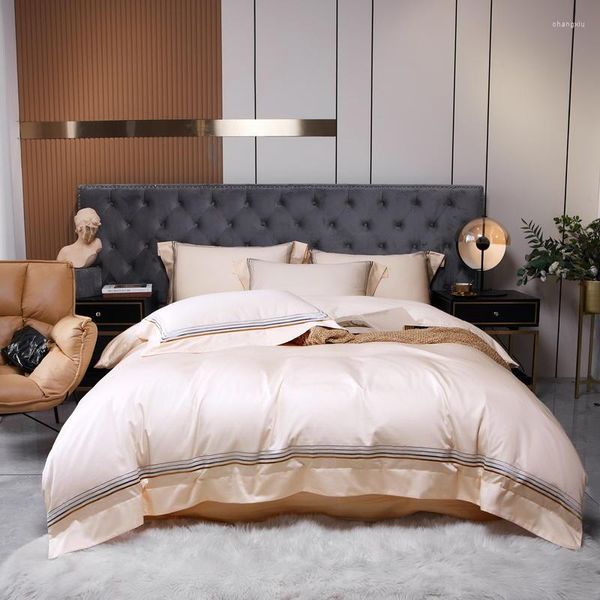 Set di biancheria da letto Set ricamato a righe di colore solido Luxury 4 pezzi Trapunta in cotone beige / Copripiumino Lenzuolo Federe Tessili per la casa