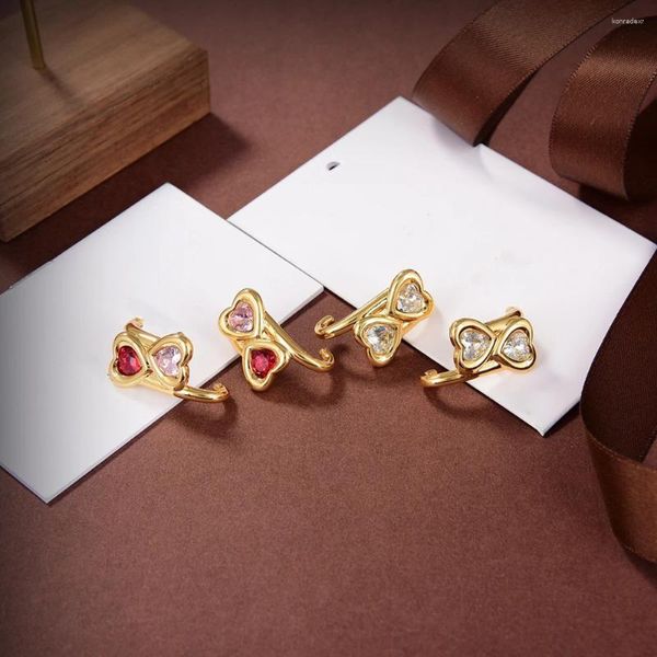 Gli orecchini a bottone vintage 2023 sono leggeri, lussuosi, semplici ed eleganti, dotati di un paio di rubini a forma di cuore abbinati