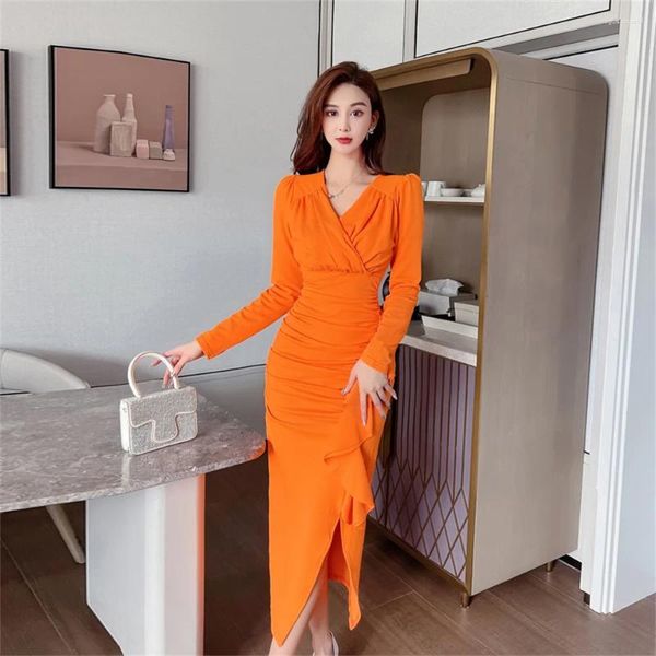 Повседневные платья оранжевого цвета для женщин 2023, модное корейское платье с v-образным вырезом и длинными рукавами, элегантное вечернее платье с оборками на бедрах