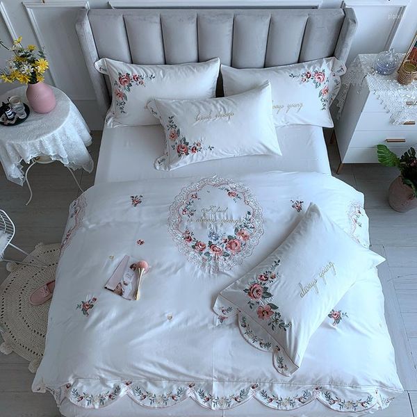 Set di biancheria da letto Set di fiori ricamati bianco Set di lusso in tinta unita con volant Copripiumino principessa Copriletto Lenzuolo Federe in cotone