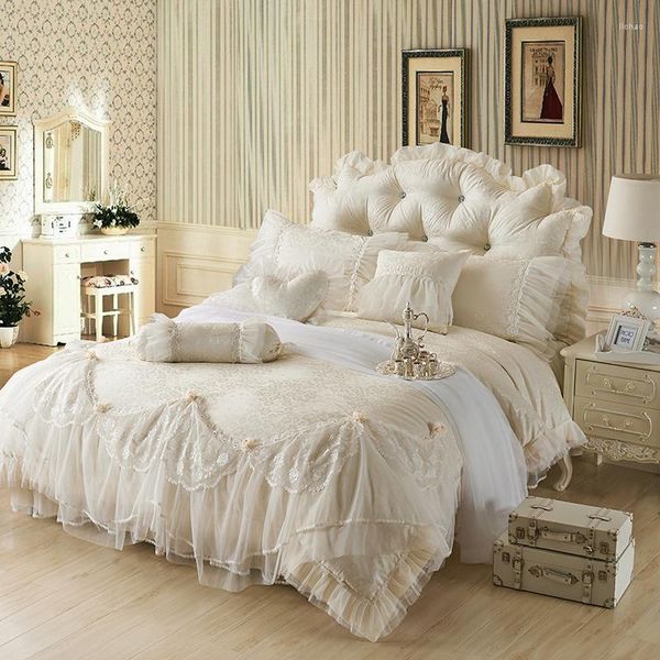 Set di biancheria da letto Set di cotone in raso jacquard beige di lusso Set copripiumino principessa ricamato in pizzo coreano Copriletto Gonna letto Federe